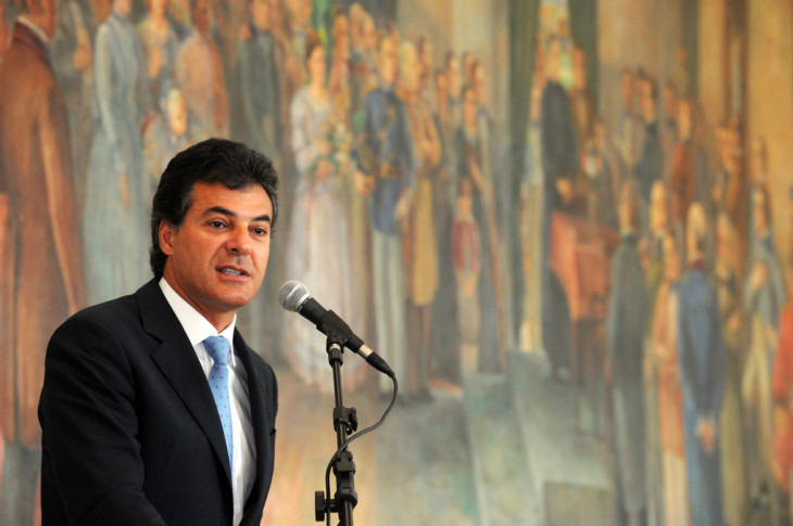 Paraná demite 1 mil CCs e fecha secretarias