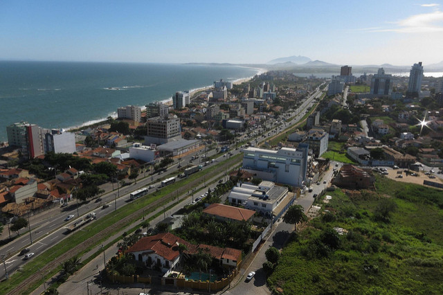 Visão aérea de Macaé. Foto: flickr.com/photos/glennaa.