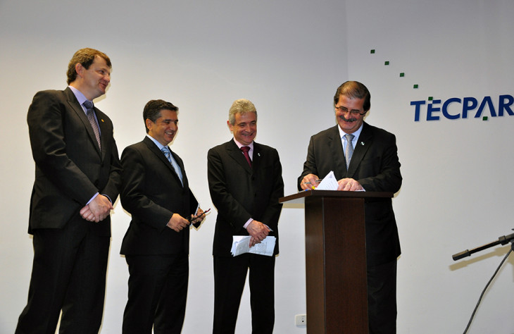 Assinatura do contrato no Tecpar. Foto: divulgação/Paraná.