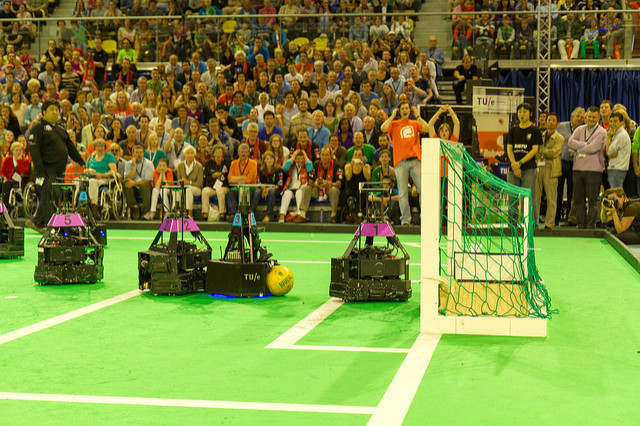 Em ano de Copa do Mundo, futebol de robôs acontecerá no país sede. Foto: flickr.com/photos/robocup2013