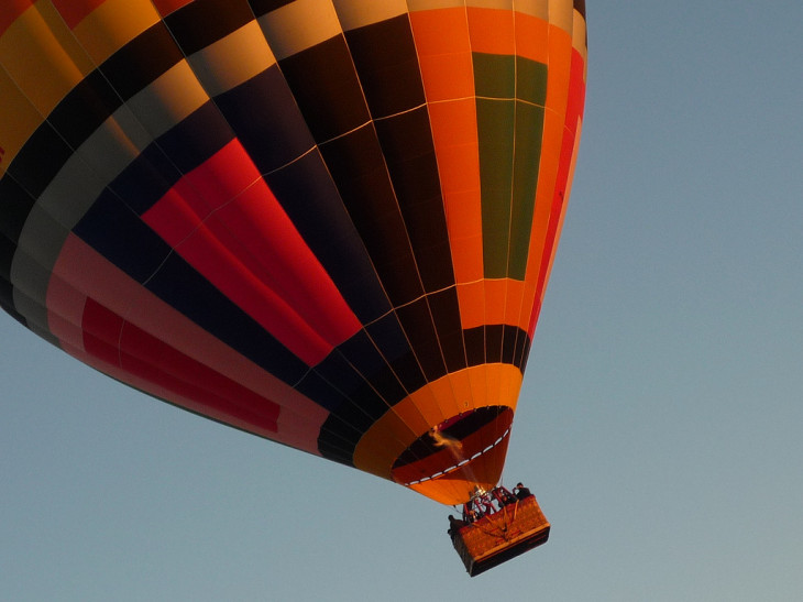 Balões podem atingir áreas dentro de um raio de cerca de 100km. Foto: flickr.com/photos/ayfugita.