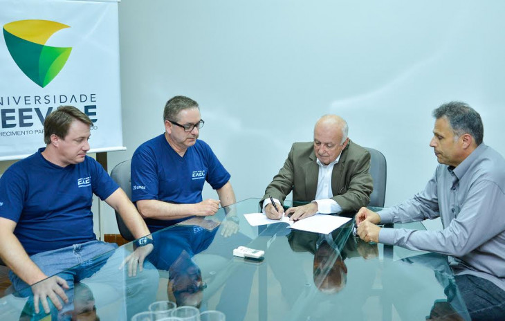 Assinatura do contrato com a Exec. Foto: Feevale.