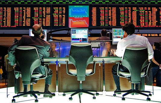 Operadores na Bovespa. Foto: flickr.com/photos/rednuht.