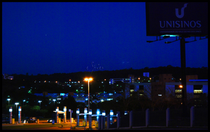 Unisinos à noite. Foto: flickr.com/photos/eumanuxa