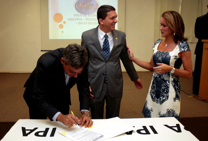 Assinatura do convênio. Foto: Prefeitura Porto Alegre.