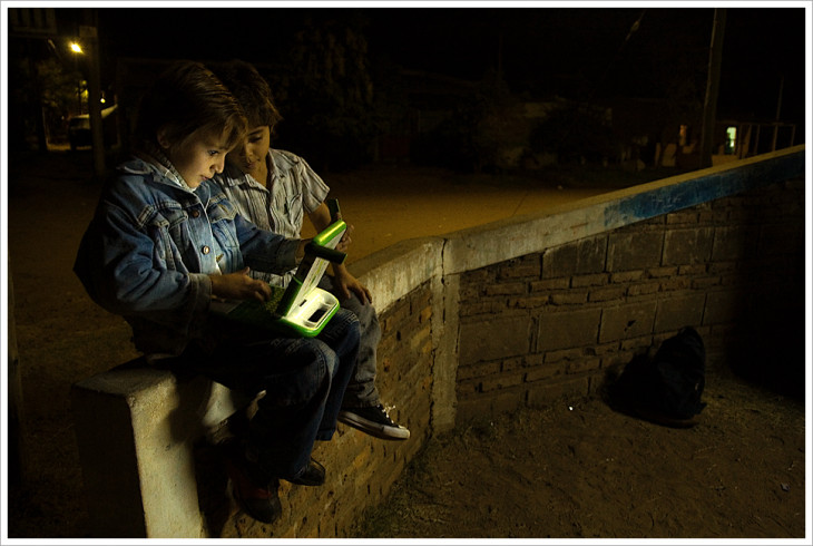 Crianças têm mais facilidade com tecnologia. Foto: flickr.com/photos/libertinus.