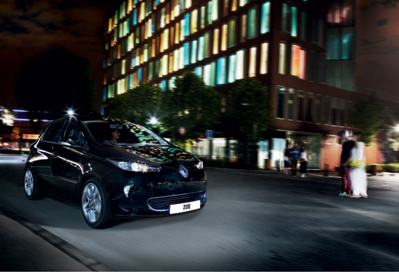 Esse é o Renault Zoe, um dos automóveis usados na cidade. Foto: Reprodução.