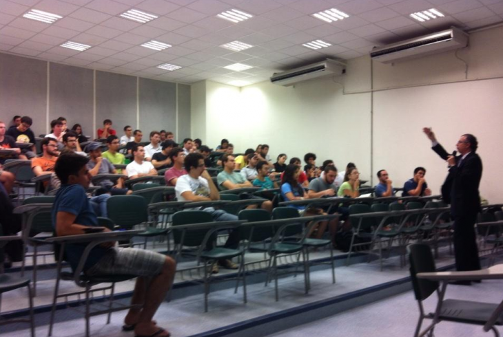 Rogério Gabriel, CEO do Grupo, durante palestra em universidade. Foto: Arquivo pessoal