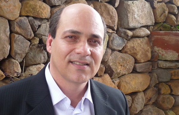 Carlos Cesar Almeida.