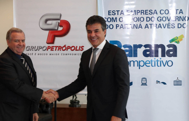 Presidente do grupo Petrópolis, Walter Faria e governador Beto Richa. Foto Orlando Kissner/ANPr.