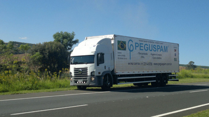 Caminhões da Peguspam na estrada. Foto: divulgação.