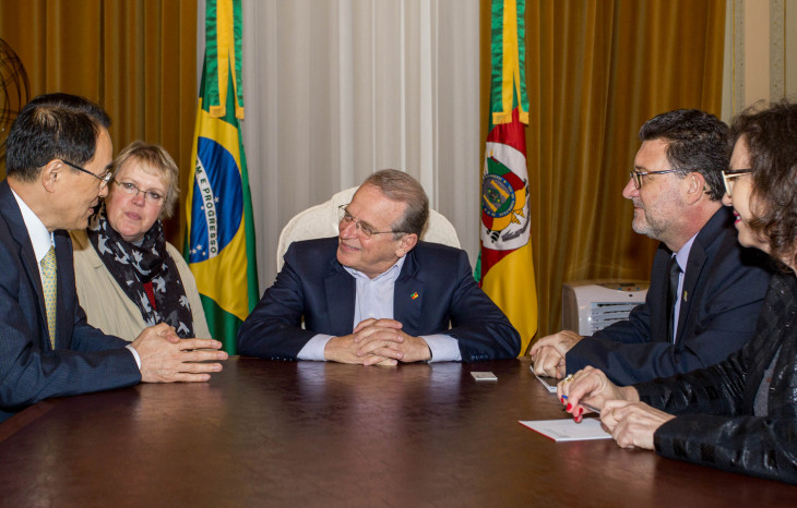 Coreanos em assinatura com Genro e Prodanov. Foto: Caroline Bicocchi/divulgação.