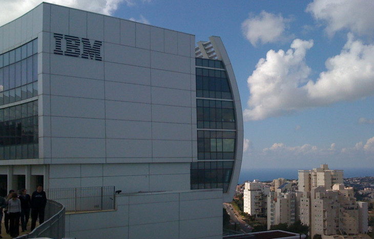 IBM quer fortalecer dispositivos próprios. Foto: Flickr.com/photos/tevirselrahc.