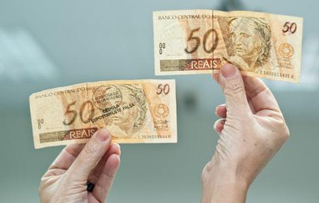 ATM reconhece cédulas e identifica notas falsas.