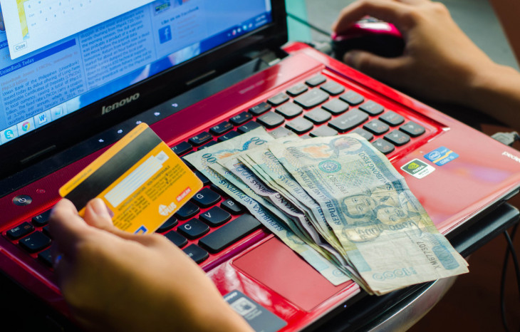 Compras com cartão superam as com dinheiro. Foto: flickr.com/photos/sheroxyourworld.