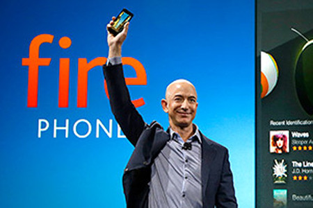 Bezos com o Fire Phone. Foto: reprodução.