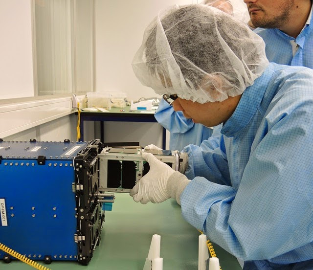 Nanosatc-BR1 ainda na sua fase de produção. Foto: divulgação.
