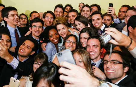 Dilma e as selfies com estudantes. Foto: Roberto Stuckert Filho/PR.