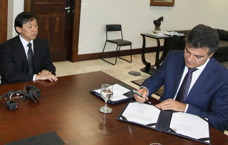 Harris e governo do Paraná assinaram convênio. Foto: José Gomercindo/ANPr.