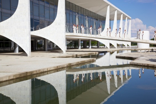 Pessoal está fazendo hora extra no Planalto.