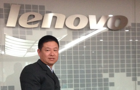 Marcos Ide, diretor comercial da Serrana, visitou a Lenovo na China.