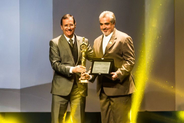 Vice presidente Cláudio Dutra recebeu o prêmio. Foto: Cláudio Fachel/divulgação.