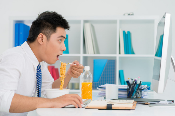 Justiça confirmou vale no valor de R$ 15 para jornada de 8h. Foto: Dragon Images/Shutterstock.com