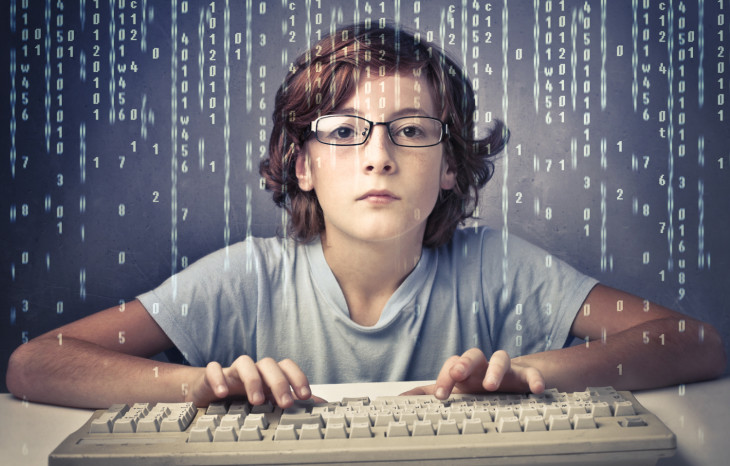 Entre cinco e sete anos, alunos aprenderão a escrever códigos. Foto: Ollyy/Shutterstock.com