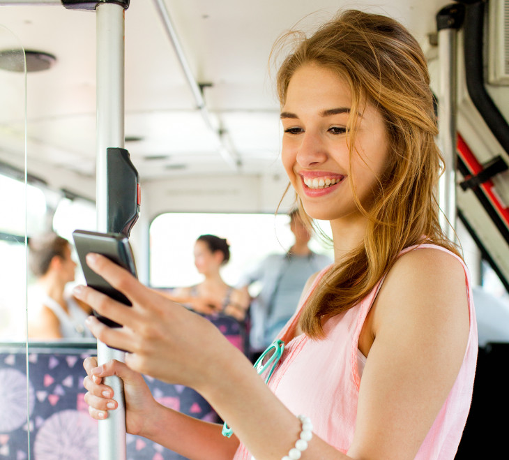 Alarme avisa ao usuário sobre a hora de descer do ônibus. Foto: Syda Productions/Shutterstock.com