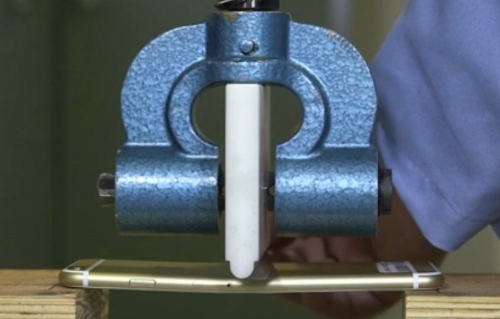 Aos 40kg, o iPhone 6 Plus começou a dobrar. Foto: Consumer Reports.