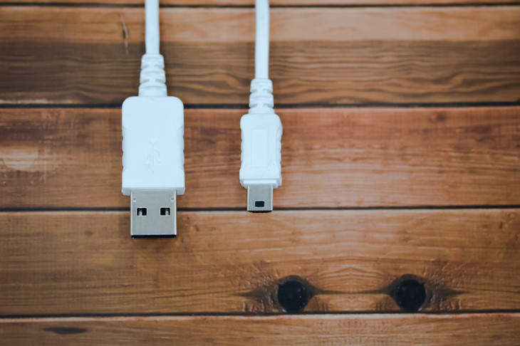 BadUSB se instala no código do firmware do aparelho. Foto: Sompop Stitvarakom/Shutterstock.com.