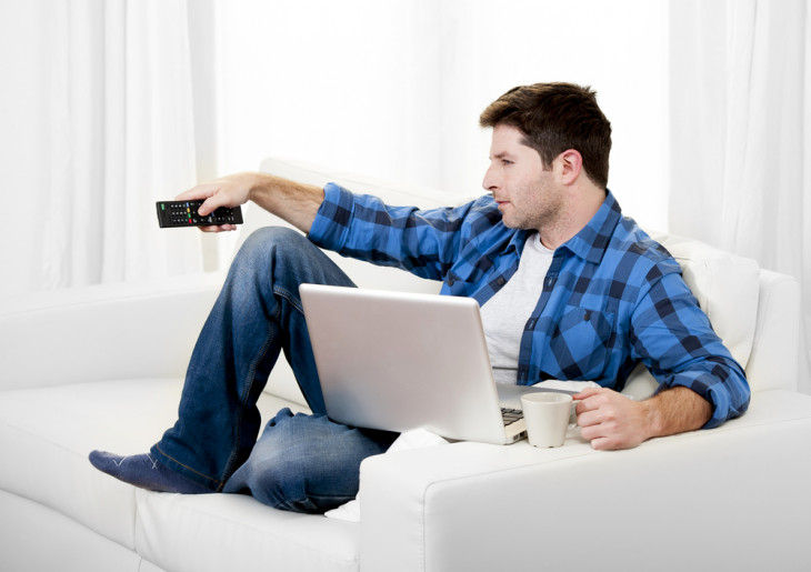 16 milhões de brasileiros acessam internet enquanto assistem TV. Foto: Marcos Mesa Sam Wordley/Shutterstock.com