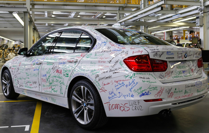 Equipe assinou primeiro BMW montado em Araquari. Foto: Divulgação.