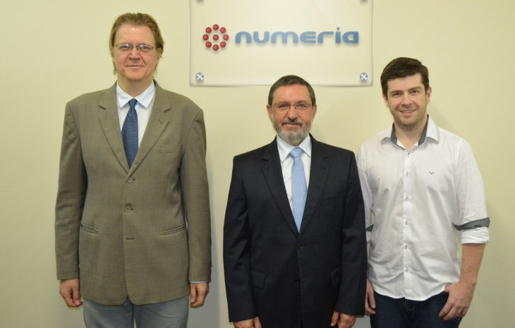 Carlos Becker e Odisnei Galarraga, da Software Process, junto com Maurício David, da Numeria.