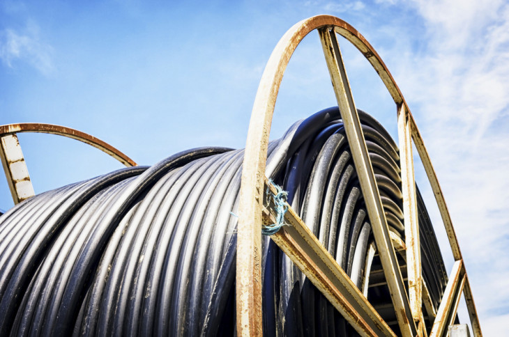 Empresas firmaram acordo para a construção de cabo submarino de fibras ópticas. Foto: FooTToo/Shutterstock.