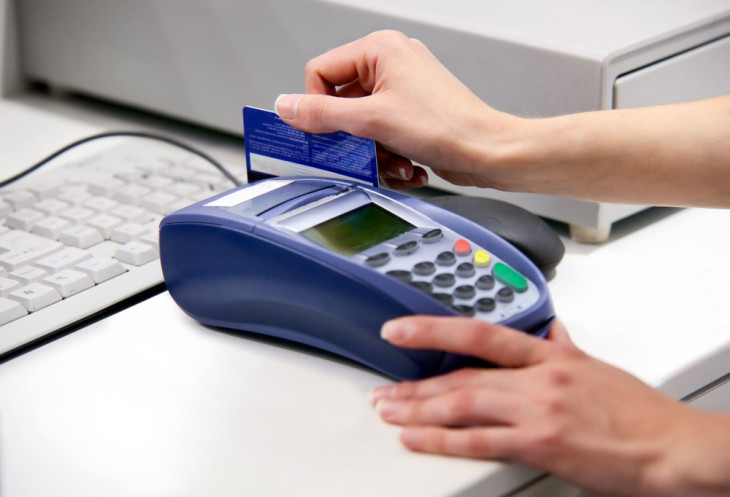 Os EUA ainda contam com tarja magnética para a maioria das transações de cartões. Foto: Photobac/Shutterstock.com