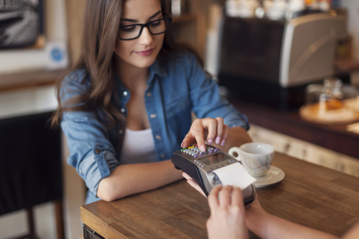 Mais facilidades para pagar com cartão. Foto: gpointstudio / shutterstock.com