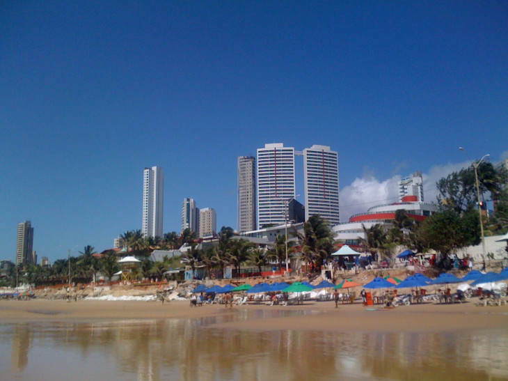 Praia da Ponta Negra, um dos pontos turísticos de Natal. Foto: flickr.com/photos/r_lucena/