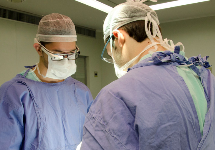 HCPA usa Google Glass em cirurgia. Foto: divulgação.