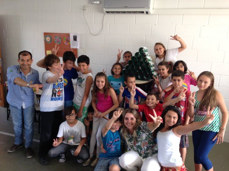 Ana Paula Probst com os alunos da Maria Montessori.