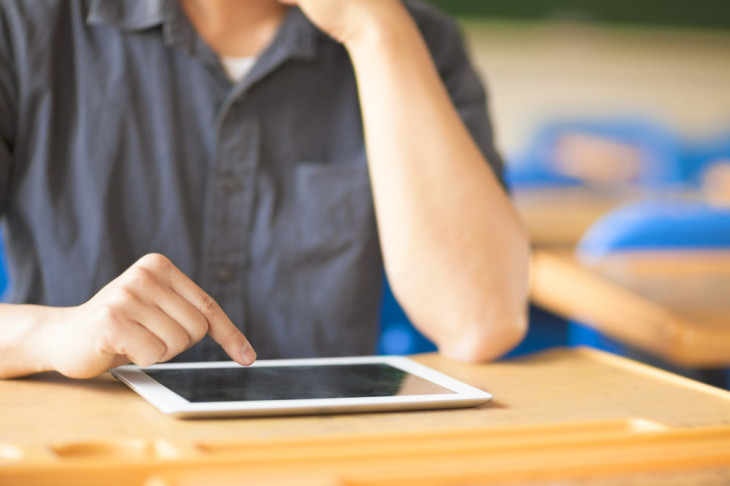 Livros e materiais didáticos de 200 alunos foram subistituídos por iPads. Foto: Tom Wang/Shutterstock.com