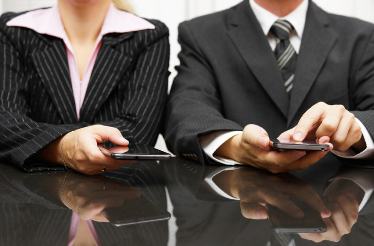 O Brasil é líder em ler e responder e-mails pessoais ou de trabalho durante reuniões. Foto: Bacho/Shutterstock.com