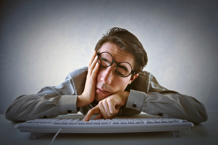 Promessa para o próximo ano pode ser evitar as enrolações que tiram o foco do trabalho. Foto: Ollyy/Shutterstock.com