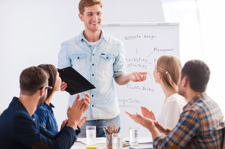 Jovens não acreditam que serão demitidos. Foto: g-stockstudio/Shutterstock.com
