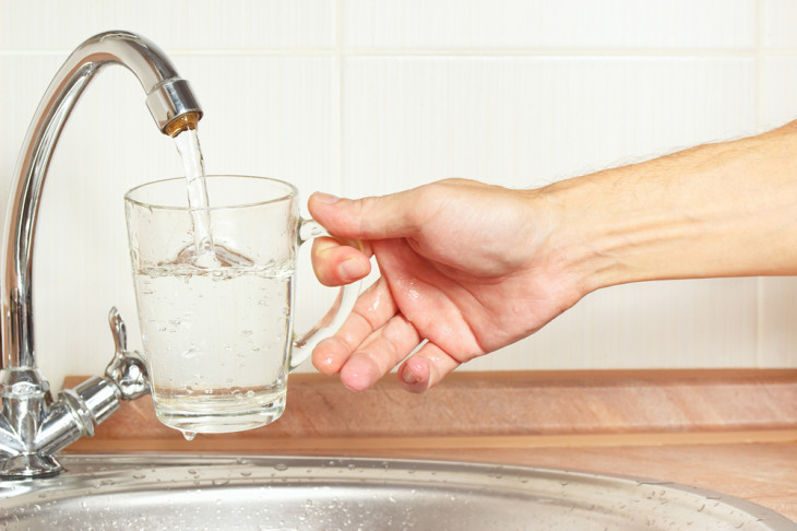 A ADASA acompanha, regula e fiscaliza o ciclo completo do uso da água. Foto: Boris Bulychev/Shutterstock