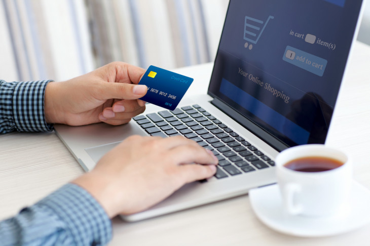 Um em cada quatro brasileiros já comprou pela internet. Foto: Denys Prykhodov/Shutterstock.com