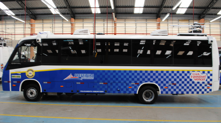 Samsung montou um micro-ônibus adaptado com câmeras e sistema de videovigilância. Foto: Divulgação.