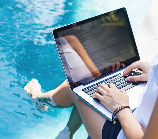 Nos EUA, 24% postam em redes sociais ao menos uma vez por dia nas viagens. Foto: Mila Supinskaya/Shutterstock.