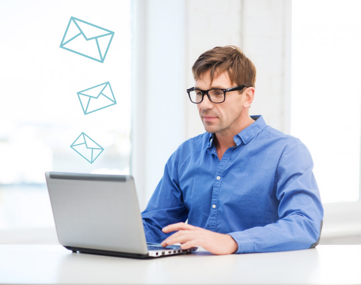 84% dos entrevistados usam o computador do trabalho para checar e-mails. Foto: Syda Productions/Shutterstock.com