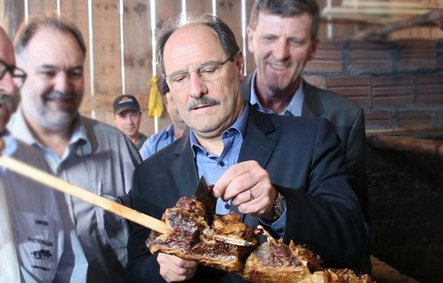 O governador Sartori apresentou os cortes, e o Baguete, um trocadilho infame. Foto: LuizChaves/Palácio Piratini.